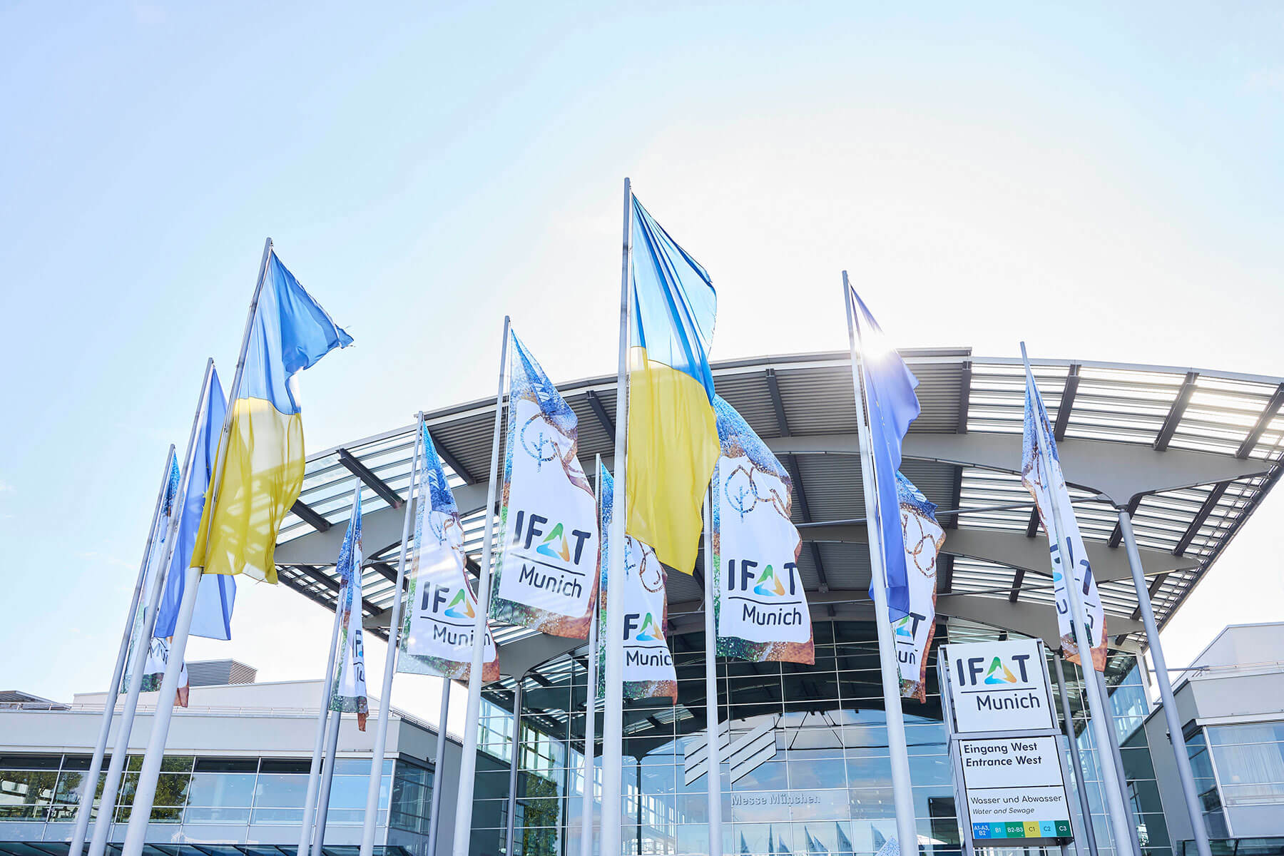 IFAT Munich Messe Flaggen vor dem Eingangsbereich